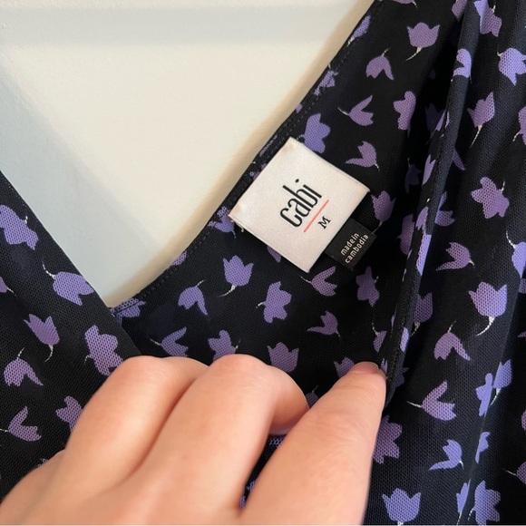 Women's CAbi Black and Purple floral Sleeveless Top size medium - Picture 3 of 5